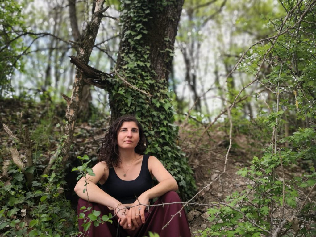 clara assise devant un arbre