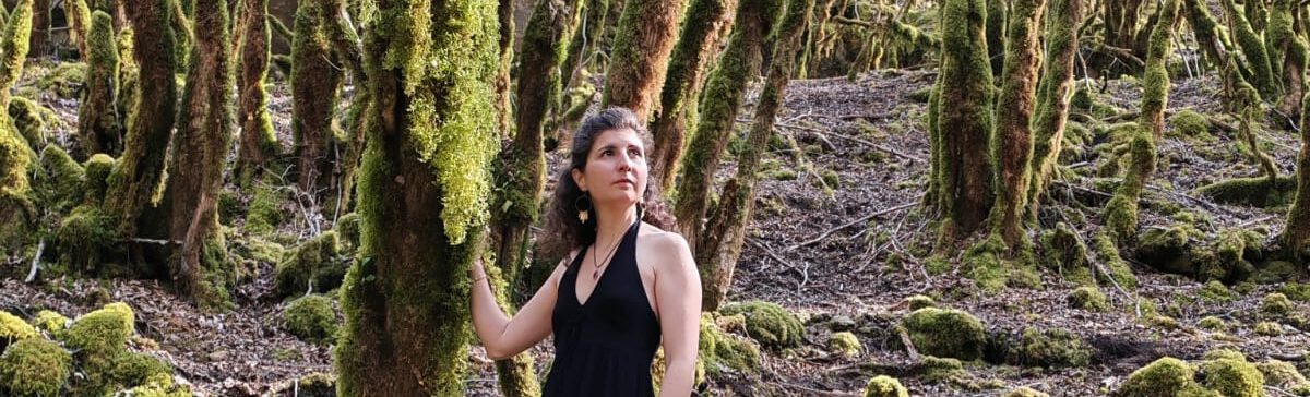 Portrait près d'un arbre