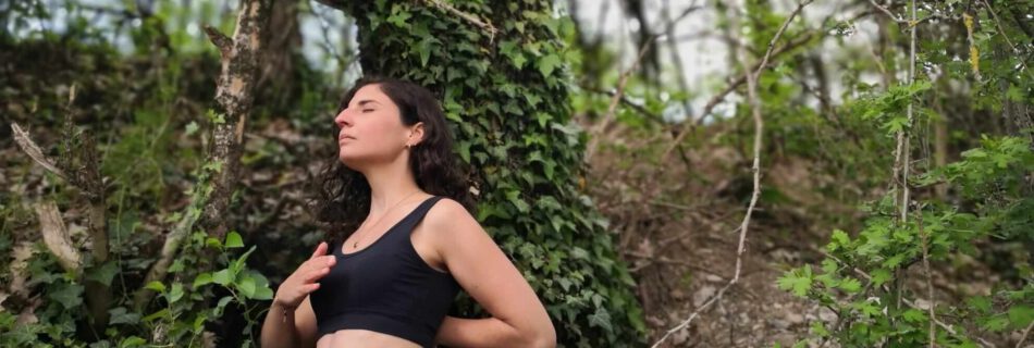 clara adossée à un arbre