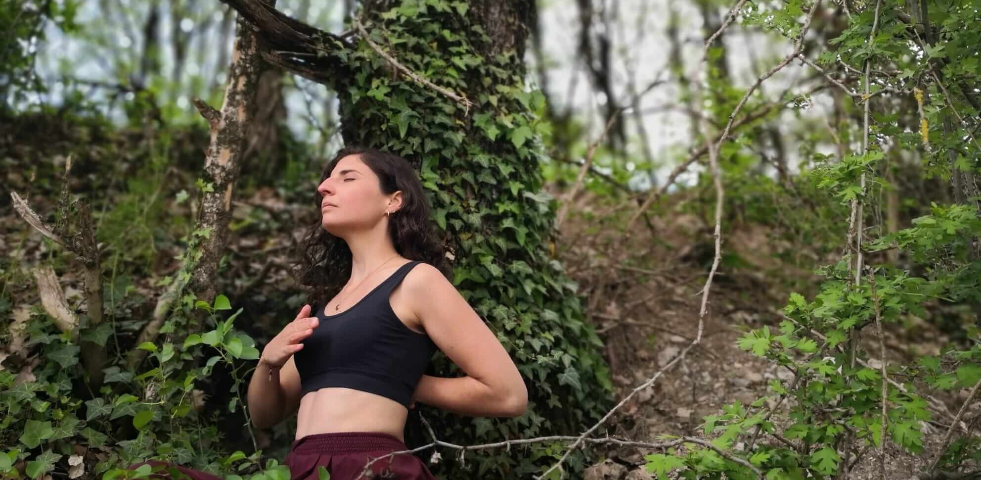 clara adossée à un arbre