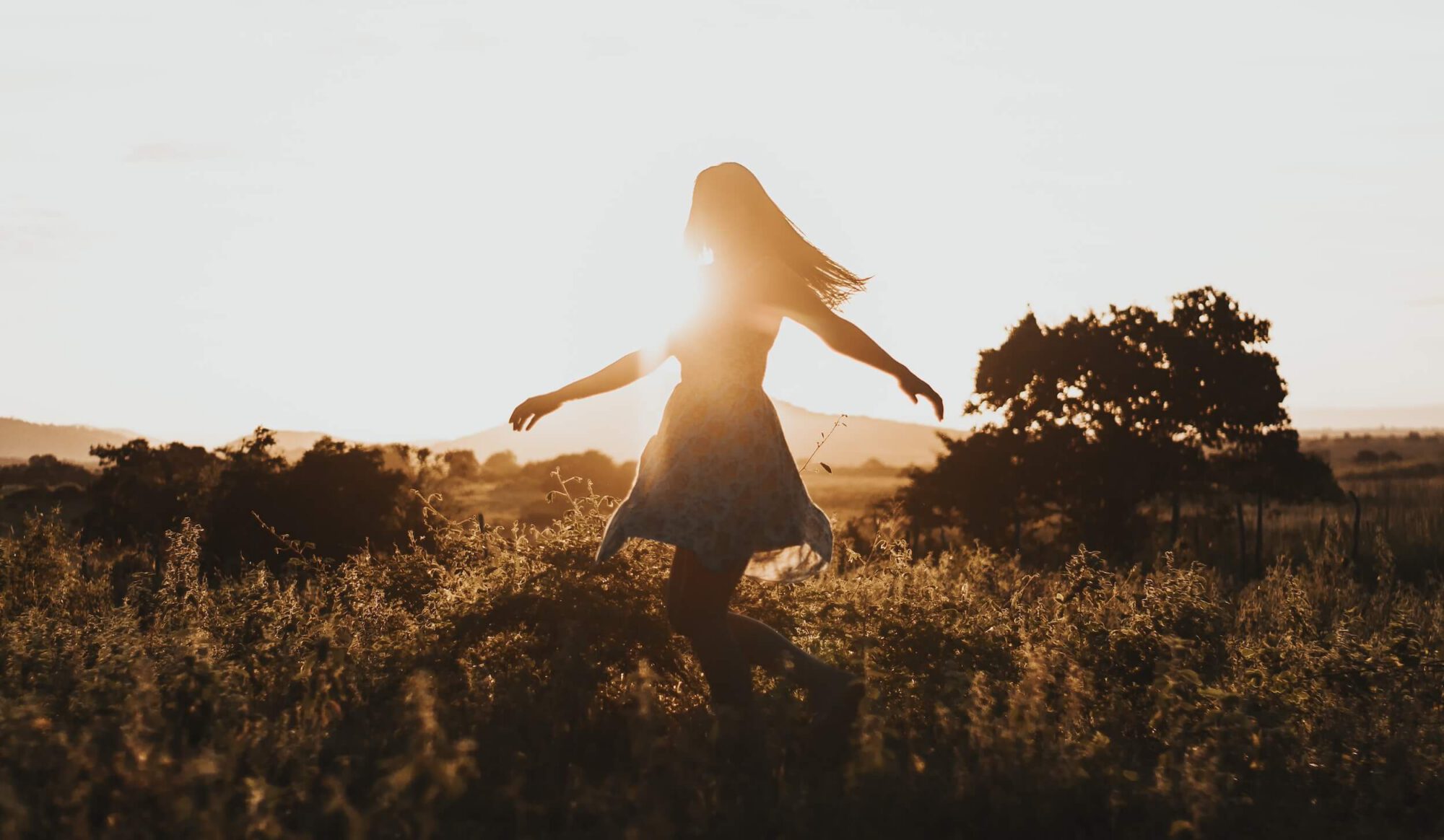 Femme éclairée par le soleil couchant