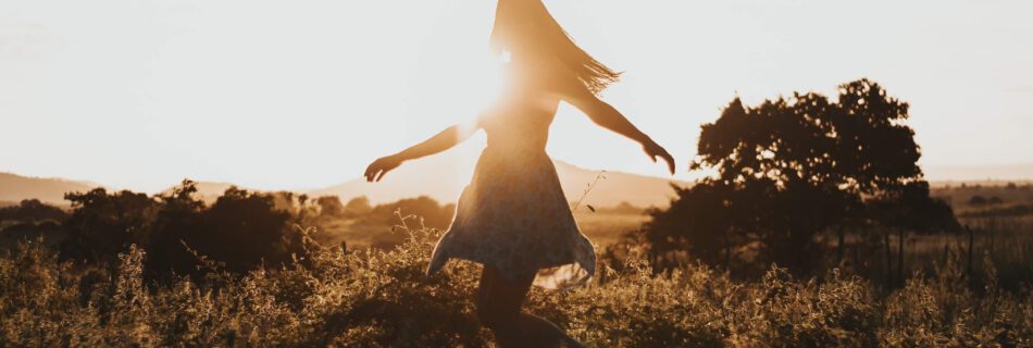 Femme éclairée par le soleil couchant