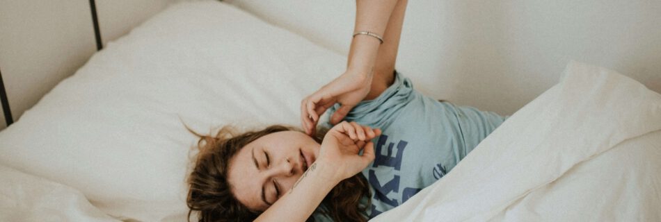 femme s'étirant dans son lit