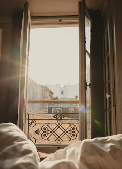 fenêtre de chambre ouverte
