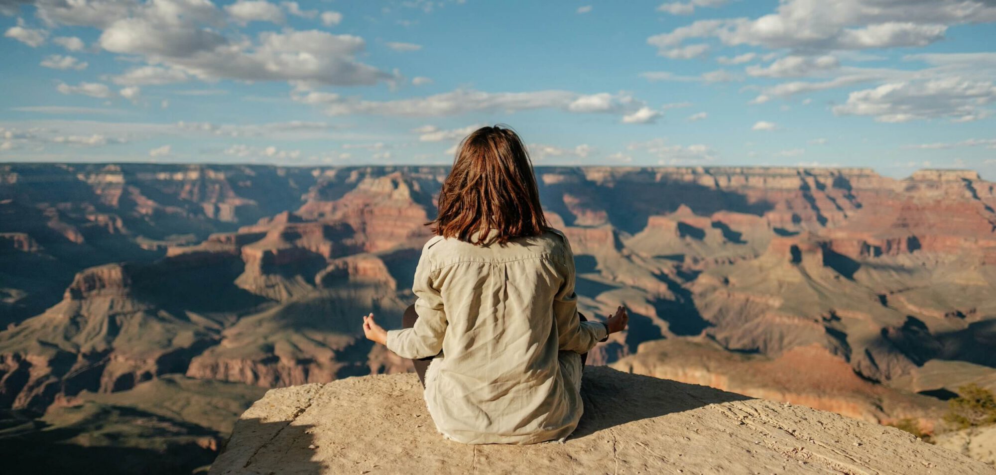 Femme méditant sur une montagne