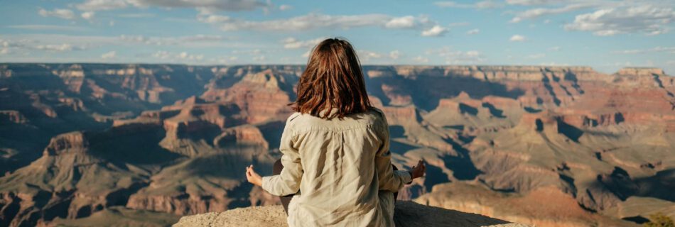 Femme méditant sur une montagne