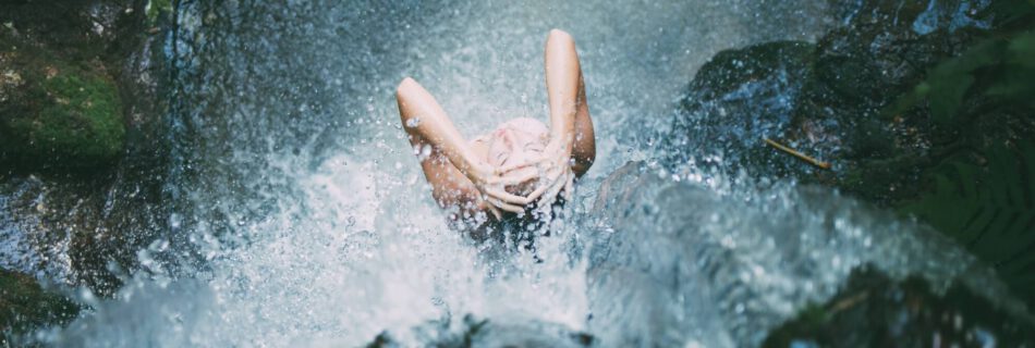 Douche sous une cascade
