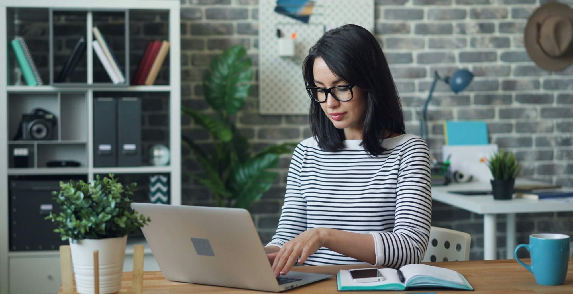 femme télétravaillant