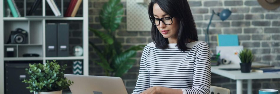 femme télétravaillant